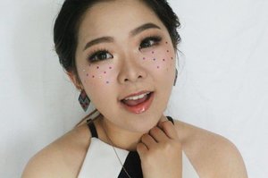 Trying out KIRA-KIRA makeup trend from Japan 😝

Lips are @tartecosmetics lip paint + @riveracosmetics lipgloss