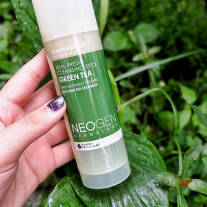 Been using this baby for 3 days to remove my makeup (foundation - powder - eyeliner - brpw - and liquid lipstick) in the shower. And it works like magic! ✨🤜🏻 It's NEOGEN REAL FRESH CLEANSING STICK GREEN TEA (with real green tea leaves 🍃) There's no makeup residues once i rinse it with water. I've test it with cotton pad and toner, and it's really no makeup left in my face. 😱

Gonna take this baby everywhere to travelling, cause it's makeup remover + soft scrub in one product! 🛫✅ You can get 20% off by using code: CHRISTIN20 to purchase this @neogendermalogy.id at www.madamedonna.com

Yes, you're welcome! 😉

#wonderingbeauty #discountcode #neogen #koreanskincare #minireview #beautyreview #clozetteid #beautyblogger #bloggerceria