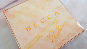 sun kissed skin ☀️ with blushing cheek ☺️and pooping cheekbone ✨

Becca X Chrissy Taigen Face Glow Palette.

All the products are consistance, easy to blend, and also pigmented. The shimmer in the highlighter are rich and soooooo tiny. It has multi color reflects on it (except the blush & bronzer (only has slighly gold shimmer) 😻 
Check my bio to read full review 👆🏻 • • • • • • • • • • • • 
#becca #beccahighlighter #beccaxchrissytaigen #makeupreview #clozetteID #FDBeauty #selfie #makeup #instabeauty #beauty #mua #fotd #eotd #look #todayslook #instamakeup #bloggerceria #tribepost #chrissytaigen