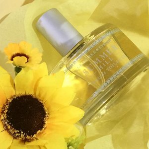 I rarely post about perfume, but since I just opened my new bottle of my all time favorite perfume,the @crabtreeevelynidn #Summerhill eude toilet, why not sharing it? ☺️🌻#blossomshine #haul #perfume #perfumecollection #clozetteid