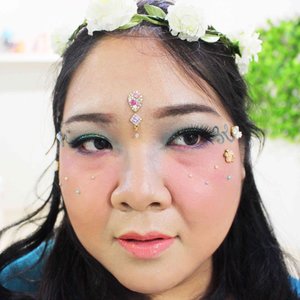 This is my entry for the Spring Makeup Collaboration with @atomcarbonblogger - Forest Fairy Inspired Look 🌸
.
Now I challenge @vikaangela @orchita_viona @archa_makeup @k.of13 @raissasbrn to show yours 😃
.
For more details about the challenge, see the Two post before this.
•
#blossomshine #beautiesquad #clozetteid #flatlay #haircare #beauty #makeup #Makeupcollection #makeupcollector #indonesianbeautyblogger #atomcarbonblogger #beautiesquad #KBNVSpringMakeup