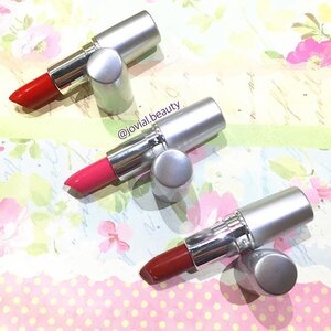 Happy Sunday everyone! 🎉 here is a little #haul from one of my favourite local brand, @wardahbeauty ☺️ the #WardahBeauty #mattelipstick (L-R): no 3 Red, no 2 Pink, & no 6 Dark 💄 #jovialbeauty #clozetteid #makeup #flatlay