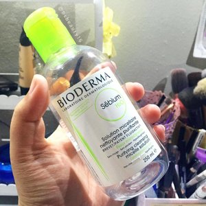 This is my third empties bottle! It does miracle for my super oily skin. I have been having less pimple & acne since. I am highly recommending you to try this #Bioderma #micellarwater 👍 If you have oily skin, use the green lid like the above. For sensitive skin, choose the red lid. Btw, this is not a sponsored post. I am really swear by this #skincare. #bsbeauty16 #clozetteid #muajakarta #muatangerang #indonesianbeautyblogger #bbloggers #makeupjunkie #makeupaddict #beautyaddict #beautyjunkie