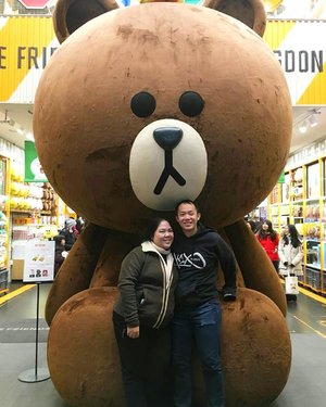 Found a @linefriends Store at Myeongdong 😍 they have this gigantic Brown figure as per picture above. To take pictures, you have to queue first, coz many want to take picture with it.

The store has 2 floors. On the first floor, you will find many cute stuff such as stationaries, accessories and plushies. On the second floor, you will find more photo spots (swipe left), and Line products such as t-shirts, plates and other fashion and household items.
.
#blossomshine #greetings #morning #getready #trip #travelling #instaholiday #instabeauty #simplemakeup #winterinkorea #beauty #beautybloggerindonesia #beautiesquad #korea #southkorea #kbbvmember #clozetteid #seoul #linestore