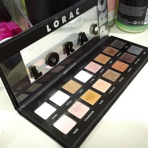 It's been a while since I last used my #LoracPro #eyeshadowpalette. It was my one of my very first #makeup that I have when I just started my #beauty #journey ☺️ really brings back memory.. The day when I did not know how to mix and match the color, as well as how to apply it, which ended up me got a "panda" eyes 😅 what was you very first makeup ? ⬇️ share yours on the comment below ☺️ #jovialbeauty #clozetteid #indonesia #instabeauty #indobeautygram #indonesianbeautyblogger #asianmakeup #asianbeauty #asia #asian #makeupporn #makeuptime #makeuplover #makeupjunkie #beautyhaul #beautylover #beautyaddict #nostalgia