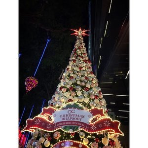What a beautiful shinning #ChristmasTree!🎄 been enjoying the #Singapore festive decorations & #Christmas atmosphere💖 they never fail to impress me every year 👍 great job! 5 days to go till #ChristmasDay ☺️ #bsbeauty16 #beauty #clozetteid #travel #holidaygetaway