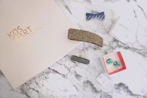 Just received another pretty package from @kosmart.eu . What a sweet hair clip and look at that earrings that is made from @swarovski beads😱 I'm in love. I think it's time for me to re-pierce my ears again? Since mine is gone already coz I've never use any earrings😝. Thank you @kosmart.eu . You can check them for a whole range of accessories collection directly straight from Europe. You can click the link below my profile so you can go straight to the web!
.
.
.
.
@kosmart.eu #hairaccessories #kosmarteu #kosmart.eu #crystalsfromSwarovski https://www.kosmart.eu #clozetteid