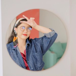 Peace out✌🏻 Post kedua minggu ini dengan gaya peace kwkwkw, kayaknya gaya andalan yak🤣 | Korean Glasses from @eyewear.inc | Twilly/Scarf from @hannyhoney_inc ❤️.
.
.
#clozetteid