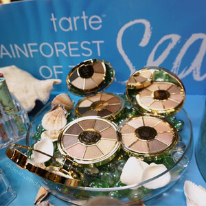 I'm such mermaiddict!! Look at thatttt soon to come @tartecosmetics rainforest of the sea from yesterday @sephorasg #sephorapressday2017 . They will come with palette, eye patch, lipstick, mermaid lipstick case and many moreee 😱❤️🐳🐠🐬🐟 I really want to try all!! ☹️ I can't wait!
.
.
.
#clozetteid #sephorasg #sephoraidn #sephorabeautyinfluencer #sephoraidnbeautyinfluencer #trendmoods #trendmood #trendmood1 #makeup #tarte #tartecosmetics @trendmood1 @tartecosmetics