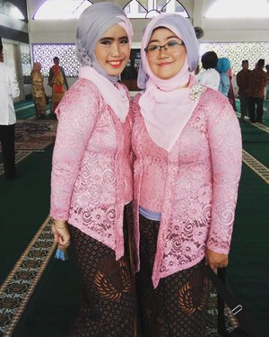 Bersama adek ipar yang kupanggil mbak☺️ Jadi,  dari keluarga suami,  aku punya dua adek ipar.  Dari keluargaku,  aku punya dua adek ipar dan satu kakak ipar. 
Turut berbahagia dan mendoakan SaMaWa yaaaa @dafitriyanti dan Ardan. 
Tumbuhlah menjadi dua pribadi yang saling melebur dan fleksibel. 
#wedding #akadnikah #makeup #kebaya #brokat #ootd #hijab #ClozetteID #clozzetootd