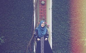 Start a good thing with the small one. Start your day with a smile, then let your positive minds surround you.*****Scarf: OSI by @heaven_lights Dress: Jippa Abaya by @byummubalqis*****#tapfordetails #hijabfashion #hotd #hijabootd #hijabootdindo #ootd #ootdindo #lookbook #lookbookindonesia #hijabinspiration #hijabstyle #ClozetteID