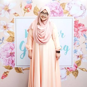 Dresscode for @wardahbeauty Blogger Gathering today is peach. Peach outfit version of me 🌹

#MatteAndMoist #wardahbloggergathering #wardahbeauty

#tapfordetails #fashionmodesty #hijabfashion #hijabootdindo #ootdindo #lookbookindonesia #lookbook #chestcoveringhijab #hijabinspiration #outfitideas #ClozetteID