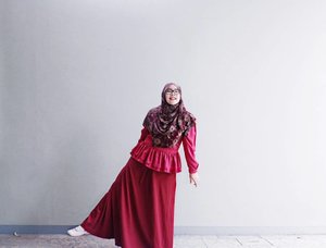 // "Eeh..." style //Ketika belum siap gaya, kamera udah jepret aja 😂...#tapfordetails #fashionmodesty #hijabfashion #hijabootdindo #ootd #ootdindo #lookbookindonesia #lookbook #chestcoveringhijab #hijabinspiration #outfitideas #instamodesty #instafashion #collotespants #ClozetteID