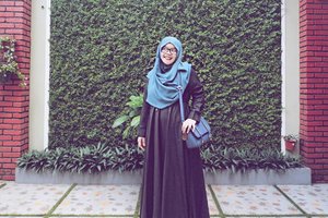 Menurut saya, punya basic dress itu wajib buat muslimah.Basic dress dengan potongan longgar & tentunya dengan warna-warna basic seperti hitam, navy, maroon, atau coklat.Dengan basic dress seperti ini, kita bisa mudah mix & match dengan outer atau hanya dress dengan jilbab warna kontras atau pattern scarf.Seperti pada Fiza Dress dari @kivitz_ yg saya pakai ini, simple kan? 💕Oh iya, KIVITZ lagi Year End Sale loh! Mulai 17-31 Desember 2016, cek @kivitz_ for more info....#tapfordetails #fashionmodesty #hijabfashion #hijabootdindo #ootd #ootdindo #lookbookindonesia #lookbook #chestcoveringhijab #hijabinspiration #outfitideas #instamodesty #instafashion #ClozetteID