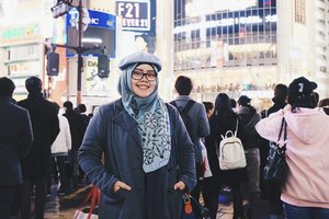 # Shibuya Crossing #
Lumayan lah yaa style-nya ga kebanting sama orang Jepang 😂

#indahrptrip #IndahRPinJapan #japantrip #tapfordetails #fashionmodesty #hijabfashion #hijabootdindo #ootd #ootdindo #lookbookindonesia #lookbook #chestcoveringhijab #hijabinspiration #outfitideas #ClozetteID