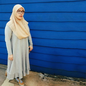 Back to basic.
Hijab: basic square hijab
Top: Lily Dress by @ragazzahijab
Pants: unbranded
Shoes: Yongki Komaladi