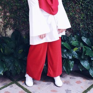 Stand up and be strong.
•••
#tapfordetails #fashionmodesty #hijabfashion #hijabootdindo #ootd #ootdindo #lookbookindonesia #lookbook #chestcoveringhijab #hijabinspiration #outfitideas #ClozetteID