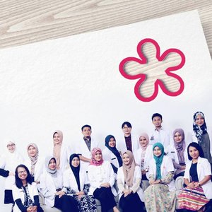 Buat yg belum tahu, satu tahun terakhir ini saya menjadi dokter internsip. Apa sih dokter internsip itu?
•••••
Nah, dalam blog post terbaru saya share tentang kehidupan saya selama satu tahun ini sebagai dokter internsip.

Baca ya tulisan saya di www.indahrp.com 😊

#IndahRPblog #indahrpdotcom #ihblogger #indonesianhijabblogger #hijabblogger #internsiplife #dokterinternsip #ClozetteID