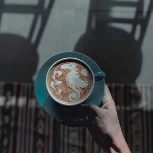 When Monday strikes you with lots of negativity or stressed moments, try to heat them up with latte and an art on top of it ☕️ | Photo inspo by: Mazen Ir on @unsplash ––Have a good day ✨••••#coffeelicious #menstyleblog #menstyleblogger #mensoutfits #coffeegraphy #coffeerepost #unsplashphoto #coffeeholics #howsyourcoffee #asianmenstyle #menlifestyle #menlifestylegoals #clozetteid #theshonet
