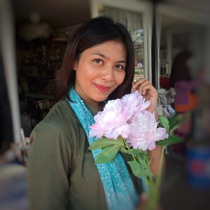 Yeay welcome to July ••••For today I'm wearing @lakmemakeup 9 to 5 shade MR5 salah satu shade terlaris. Secara warna aku suka banget karena kulit sawo matangku jadi cerah dan tekstur produknya juga super ringan dibibir 💋💋#clozetteid #july #welcomejuly #happy #smile #lakme
