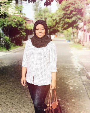 Polkadot top & hijab for OOTD ❤️ Quick snap before casual Sunday night date with @bayupapz 💕#clozetteid #ootd #polkadot