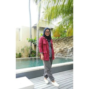 My background is our own pool for the last 2 nights. #clozetteid #ootd #holiday #familytime #beach #mangsit #lombok #wonderfulindonesia #hijabootdindo #hijabkerens #outer
