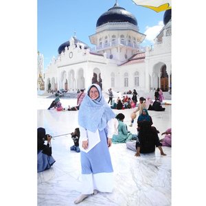 Di halaman Masjid Raya Baiturrahman, Aceh. Masjid indah, bersejarah dan bikin betah. Sungguh Allah telah membuat saya jatuh cinta pada Aceh. Alhamdulillah. 💙.#clozetteid #starclozetter #ootd #wiwt #hijabstyle #aceh #masjidbaiturrahman #love #onduty #travel #hijabtraveller