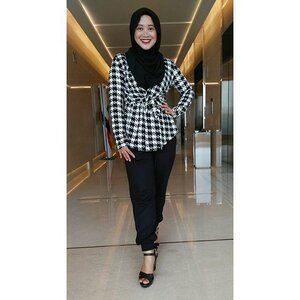 Masih punya utang beberapa tulisan, salah satunya soal baju ini. Aaaaak.. I love this top from @dresslinkofficial Soon, soon I will publish my review about it and the other pretty pieces. 😘  #clozetteid #clozettehijab #ootd #starclozetter #officelook #hijabootdindo #endorse #endorselisnadwi #hijabstyleindonesia #hijabfashion #instahijab #ootdindo