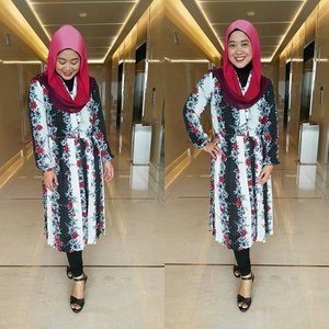 Hari ini di kantor ada acara makan siang bareng, potluck gitu. Dresscodenya bunga2. Trus pakai lagi deh baju lungsuran mamih waktu masih muda, vintage style gitu jadinya. How do I look? #clozetteid #ootd #clozettehijab #starclozetter #vintage #vintagestyle #vintagefashion #hijabootdindo #hijabstylebyme #hijabfashion_2016