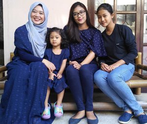 Aku, Naya, Dea, Hasya. Girls in the family. 😘💕 #clozetteid #family #familytime #clozettedaily #clozettehijab #girls #cousins #navy #meandvaastu #love #sisters