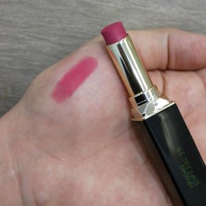 Ini adalah salah satu seri terbaru @purbasari_indonesia matte lipstick. And I love it. Pinknya baguuuus.. Cant wait to review it on my blog. 😘😘 #clozetteid #makeup #lipstick #beauty #purbasarimatte