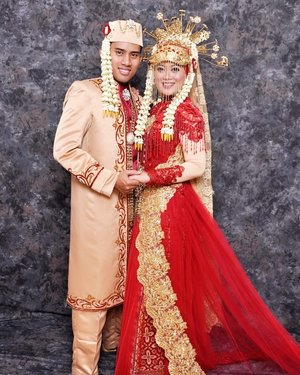 Ini saya dan suami 5 tahun lalu, beberapa belas kg yang lalu, hahahaha. .#clozetteid #wedding #pengantinbetawi