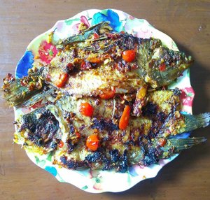 Ikan gurame bakar. Selamat makaaaaan.. #clozetteid #lisnacook #homecook #homemade #ayomakanikan #guramebakar #weekendwellspent #foodie #foodporn