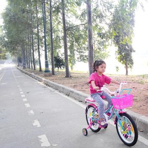Learning to ride a bike. Mama versi galak, papa versi ngga mau ngelepas. 😂😂😂 #clozetteid