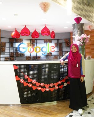 After digital learning by Google Indonesia. Kantornya pewe abis, hahaha. Tempat favorit : Warung Mbah Google aka ruang makannya. Soale makanannya enak2, hahaha. *ttd tukang ngunyah* #clozetteid #starclozetter #clozettehijab #google #googleindonesia #googleoffice #marketingbrand #onduty #workingmom #socialmediamom #lifestyleblogger #ootd #wiwt #hijabootdindo #diaryhijaber