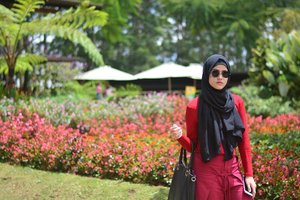 Don't be mad to the sun when it shines so bright. It's the reason you can put your favorit sunglasses and look cool with it. 😎 .#clozetteid #starclozetter #clozettehijab #ootd #hotd #nikon #nikonphotography #instahijab #hijupbeautycamp #modelphotography #lisnadwiphoto