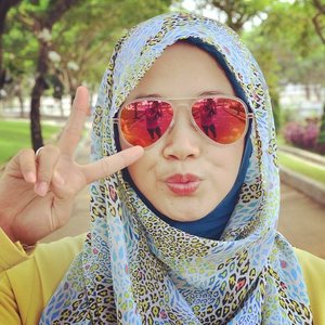 I can see you. I know. Piss.. Hihihi. #clozetteid #clozettehijab #hijab #starclozetter #sunglasses #sunnies #rayban #accessories #hijabfashion2016 #hijabfeature_2016