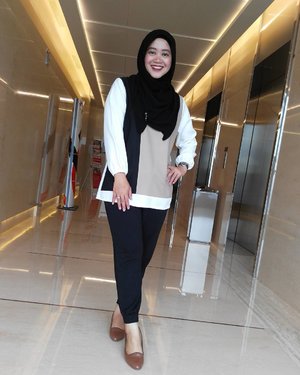Setelah sekian lama ngga #ootd di kantor, smp Mba nurul nanyain, "Mba lisna ko udah lama ngga minta foto?" Hahaha.. 😂😂 #clozetteid #clozettehijab #starclozetter #hijabootdindo #hijabstyle #diaryhijaber #officelook #hijabfashion #fashionblogger #hijabstyleindonesia #workingmom #modestfashion