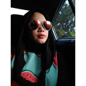 Good morning. Can you see sunrise in my eyes? Happy Thursday! #clozetteid #selfie #accessories #sunnies #sunglasses #rayban #clozettehijab #starclozetter #hijabstyleindonesia #myhijabindo