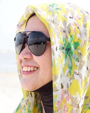 Sunnies are perfect for beach day. #clozetteid #clozettehijab #starclozetter #ootd #hotd #wiwt #hijabootdindo #diaryhijaber #workingmom #socialmediamom #fashionpeople #navy #hijabstyle #instahijab #hijabfashion #hijablook #hijablookbook #fashionstyle #terfujilah #fujifilm_id #fujifilmxt1 #xt1 #fujifeed #fujifilm #suamimotret