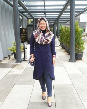 From yesterday's look. Love my new print hijab by @vaastu.id Visit their account and find more pretty collection. 😘💕 #clozetteid