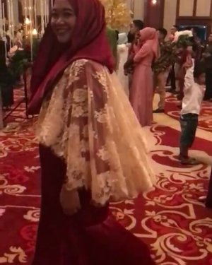 Swing swing at @tiwihandayanim wedding. 💃 Video by the one and only bebooong. 😘😍 #clozetteid #ootd #starclozetter #clozettehijab #swingswing #dress #ladyinred #wiwt #hotd #slowmotion
