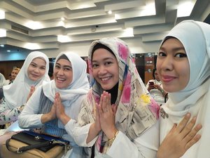 Kami dari pengajian amanah. Berharap makin banyak amanah dari client yaaaa,hahaha. *ngarep* #clozetteid #starclozetter #hotd #ihblogger #bloggerlife #lifestyleblogger #inibaruindonesia #hijabfeature_2016 #friendship