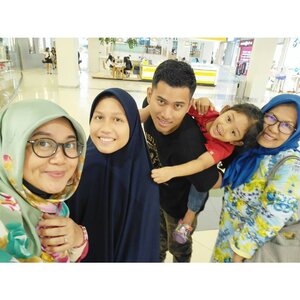 Berhubung ke Bogor dikabarkan macet, Kelapa Gading pun jadi laaaah, hahaha. Yang penting perut kenyang hati senang yaaah.. 😆😆.#clozetteid #familytime