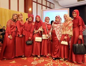 The red squad. Temu kangen di nikahan Tiwi dan Ivan kemarin malam. Kurang lama ya sesungguhnyaaaa.. Semoga pankapan bisa bersua sambil ngopi-ngopi cantik yaaaa.. 😘🌸 #clozetteid #starclozetter #clozettehijab #hijupbeautycamp #hijupxastalift #ootd #wiwt #hotd #inspirasikebaya #bridesmaids #ladyinred #friendship #girlssquad #hijabstyle #instahijab #hijablook #diaryhijaber #hijabootdindo