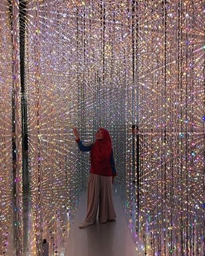 Ray of light. #clozetteid #ootd #artscience #artsciencemuseum #hotd #clozettehijab #starclozetter #singaporetrip #ootd #gardenbythebay #hijabstyle #travelinstyle #marinabaysands #starclozetter #traveling #travelblogger #lifestyleblogger #bmivisitsingapore #hijabootdindo #diaryhijaber #hijabtravellers #lighting