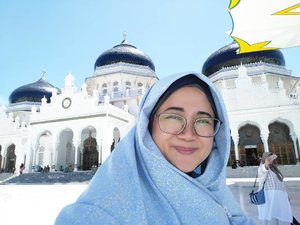 Minggu lalu masih di Aceh karena urusan pekerjaan. Minggu ini diminta suami di rumah aja. Baiklaaah. 😆 Buat ngobatin kangen, pagi-pagi menjelang siang brunch mie Aceh. Minumnya kopi Sidikalang. Sungguh menghayati area distribusi brand yang saya pegang, hahahaha. 😂😂😂.#clozetteid #starclozetter#latepost #hijabtraveller #aceh #wheninaceh #masjidbaiturrahman #travel #workingmom #selfie
