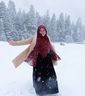 Take me there where the white and cold are as beautiful as summer. 💙.#clozetteid #starclozetter #throwbackthursday #wheninturkey #turkey #turkey_home #snow #snowday #wintercoat #ootd #wiwt #hotd #hijabstyle #terfujilah #fujifilmxt1 #fujifilm_id