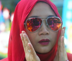 It's very hot in Singapore, I was sweaty. 😎 #clozetteid #clozettehijab #starclozetter #singaporetrip #sunnies #sunglasses #rayban #travelinstyle #hijabstyle #hijabtraveler