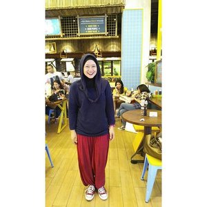Casual Saturday. My new favorite spot to work or hang out @peoplescafeid . Try their chicken caesar salad, it's so yum. #clozetteid #ootd #clozettehijab #casual #hijab #saturdate #hijabstyle #hijabootdindo #starclozetter #hotd